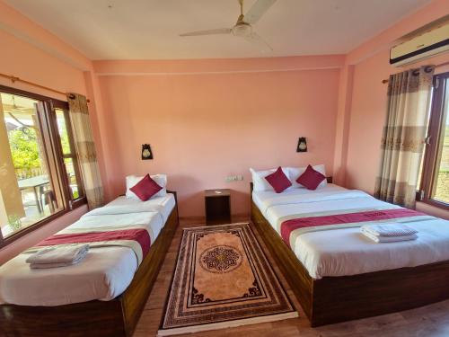 Hotel Tree Tops- A Serene Friendly Hotel in Sauraha – khách sạn tại Sauraha