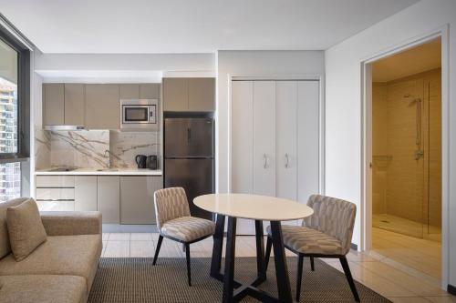 Meriton Suites Campbell Street - image 13