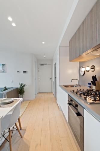 Skyline City Views with 75 Inch TV and Pool Gym & Sauna in أخرى