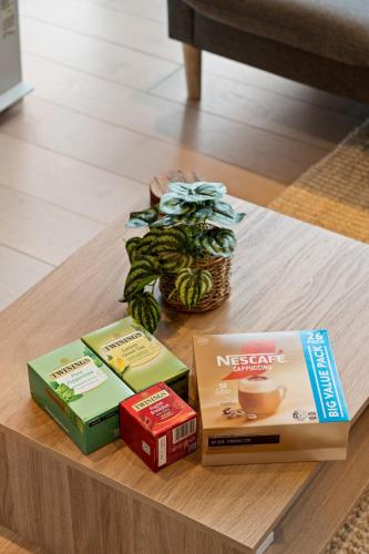 Skyline City Views with 75 Inch TV and Pool Gym & Sauna in أخرى