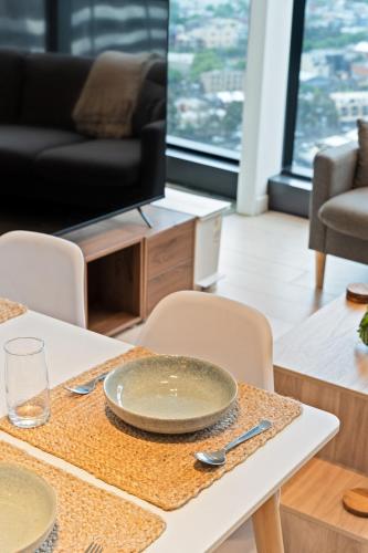 Skyline City Views with 75 Inch TV and Pool Gym & Sauna in أخرى