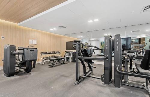 Skyline City Views with 75 Inch TV and Pool Gym & Sauna in أخرى