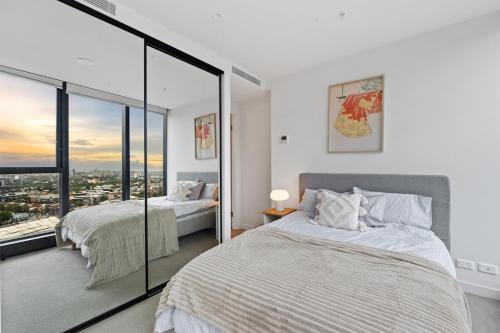 Skyline City Views with 75 Inch TV and Pool Gym & Sauna in أخرى