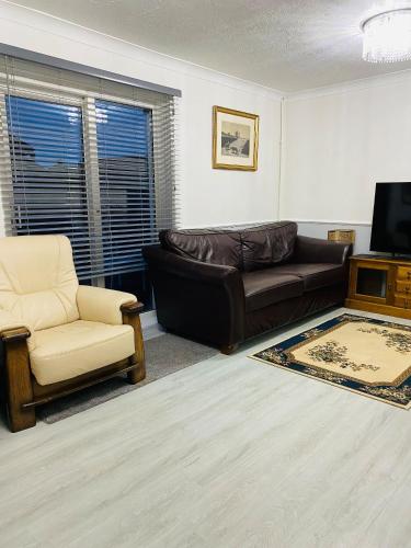 Relax in this Charming East Cowes House with Garden and BBQ in Whippingham and Osborne