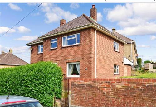 Exterior view, Relax in this Charming East Cowes House with Garden and BBQ in Whippingham and Osborne