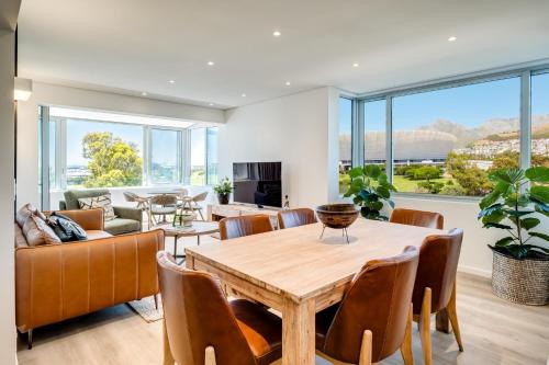 2bed Mouille Point Apartment w Amazing Cape Views - image 5