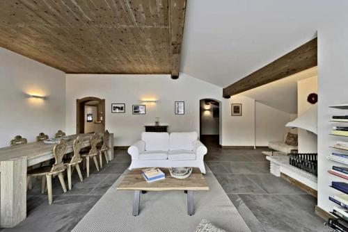 Attic Lake View with Free Parking – khách sạn tại Trung tâm Thành phố Silvaplana