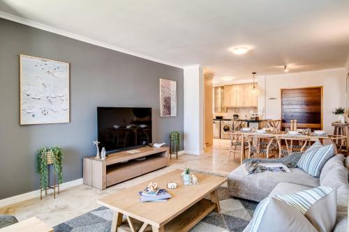 Camps Bay Seaside Beach View Apartment Palm Bay - image 10