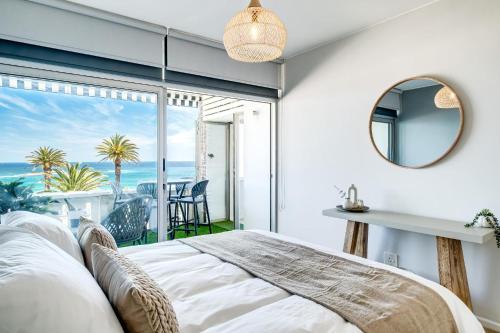 Camps Bay Seaside Beach View Apartment Palm Bay - image 4