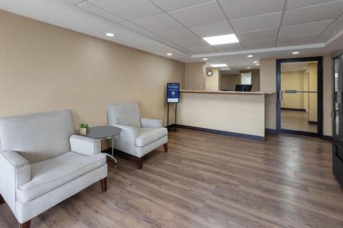 Days Inn by Wyndham Dumfries Quantico - image 12