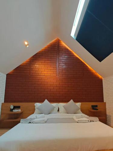 1 queen bed, 1 sofa bed