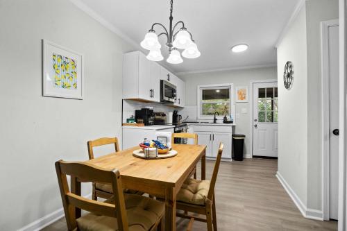 10 Min to Downtown - Desk - Fenced Yard - Wi-Fi in Egyéb