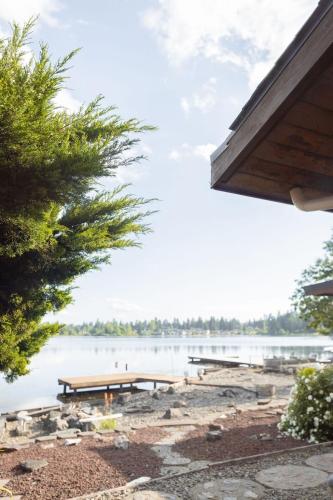 Waterfront Oasis, Private Dock and Lake Views – khách sạn tại Silver Lake