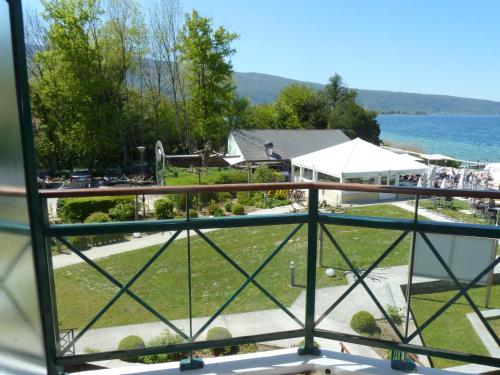 la baie des voiles ,vue lac d'Annecy ,plage privée