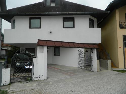 Lav Apartments - image 4
