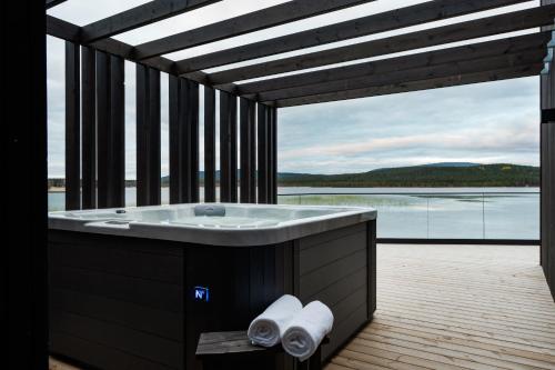 Joiku Luxury Lakeview Chalet in Akaslompolo
