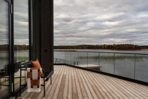 Joiku Luxury Lakeview Chalet in Akaslompolo