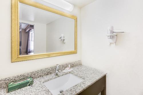 Days Inn by Wyndham Birmingham/West - image 12