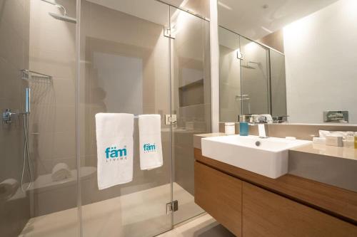 Chic 2Bedroom And Maids Room Apartment Mins from Dubai Mall - image 2