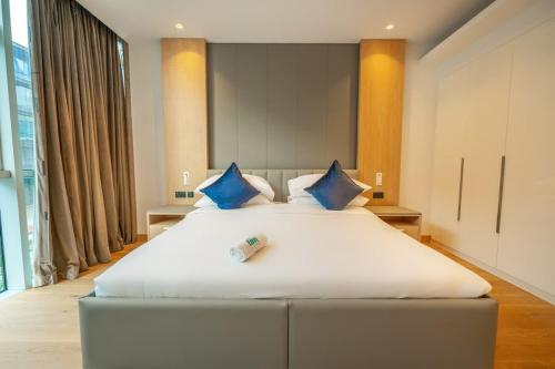 Chic 2Bedroom And Maids Room Apartment Mins from Dubai Mall - image 13