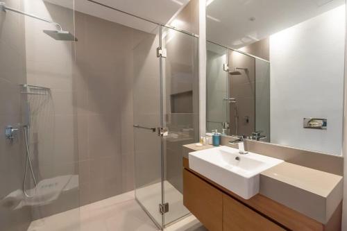Chic 2Bedroom And Maids Room Apartment Mins from Dubai Mall - image 6