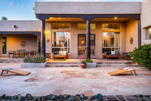 บริการและสิ่งอำนวยความสะดวก, Barwick is a private oasis Practice on the putting green shoot pool and enjoy this city getaway. in แคร์ฟรี