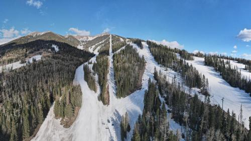 Facilities, Rustic Adventure w Historic Log Cabin Forest Views 20 minutes from Flagstaff Now with Wi-Fi in Parks
