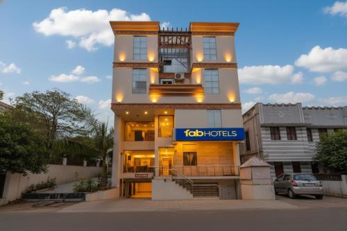 ทางเข้า, FabHotel ESS Paradise - Nr. Bus stand in รามนคร