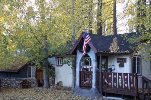 Castle Wood Theme Cottages- COUPLES ONLY Big Bear Lake