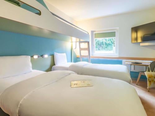 2 twin beds