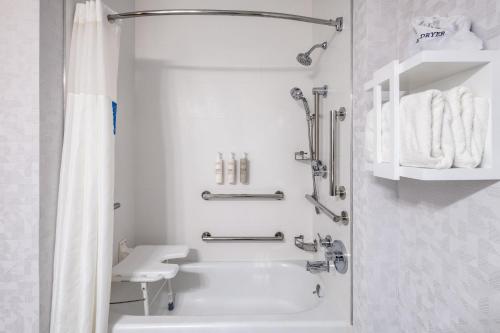 Country Inn & Suites by Radisson Newark Airport NJ - image 12