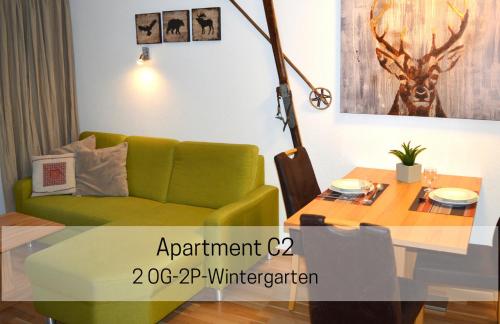 Großer Garten mit Grill,-Spiel und Sitzmöglichkeiten-umgeben von schöner Natur-Ferienhaus Albmatte Room Type - Studio Apartment