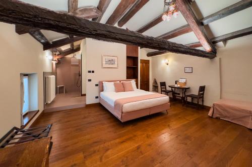 1 king bed, 1 twin bed