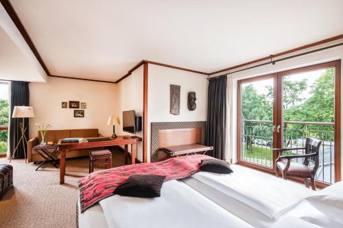 1 queen bed, 1 sofa bed