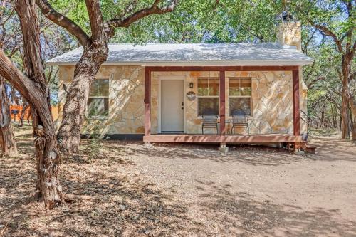 Cabins at Flite Acres - Mountain Laurel in Wimberley, USA