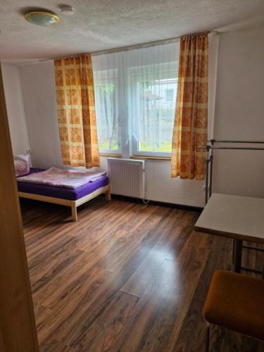 Bungalow 2 - 4-Raum-Wohnung mit Küche und 2 WC Duschen in Ohrdruf-Crawinkel (Bungalow 2 - 4-Raum-Wohnung mit Kuche und 2 WC Duschen in Ohrdruf-Crawinkel) in كراوينكل