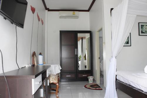 White Elephant Resort Stop at White Elephant Resort to discover the wonders of Surin. Both business travelers and tourists can enjoy the propertys facilities and services. Service-minded staff will welcome and guide you a