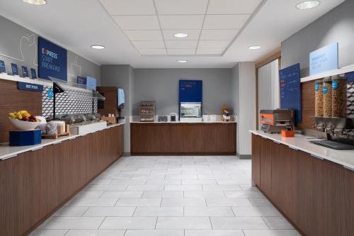 Holiday Inn Express Hotel & Suites Chaffee - Jacksonville West an IHG Hotel - image 2