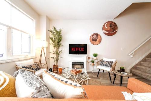 Luxe Escape Duo - 8 Beds - Sleeps 22 - 4 Car Garage – khách sạn tại Rosslyn