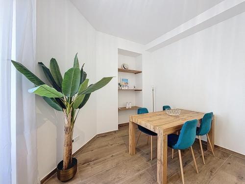 Facilities, Le Francis - Riquier Port de Nice near Mt Boron