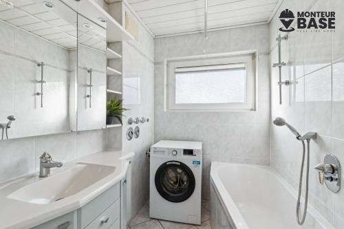 Bathroom, MONTEUR - Unterkunft fur bis zu 6 Personen in 63128 Dietzenbach - OF05 in Dietzenbach