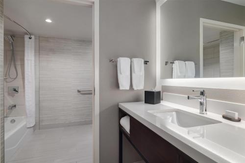 Embassy Suites Laredo - image 9