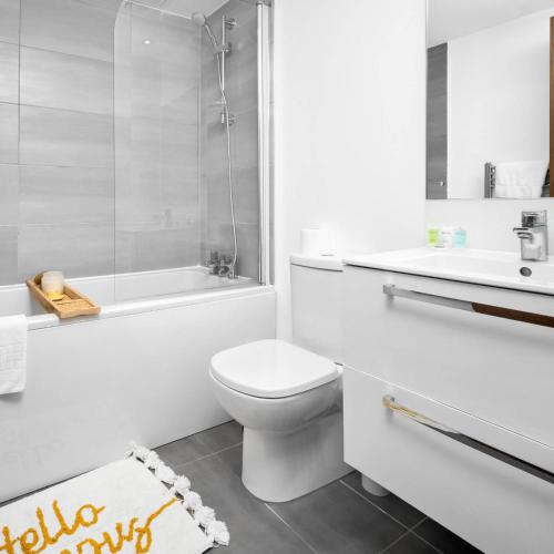 Ducha, Modern 2-Bed Apartment with Smart TV & Wi-Fi 3001F in Castle Bromwich