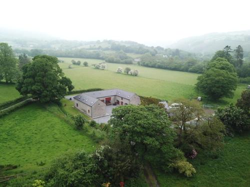 Hobby Stable Cottage in Cynghordy