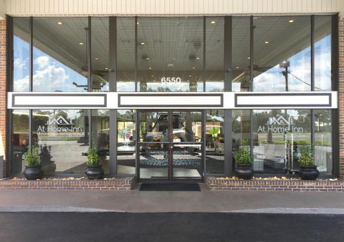 入口, 如家套房旅館 (At Home Inn & Suites) in 彭沙科拉 (FL)