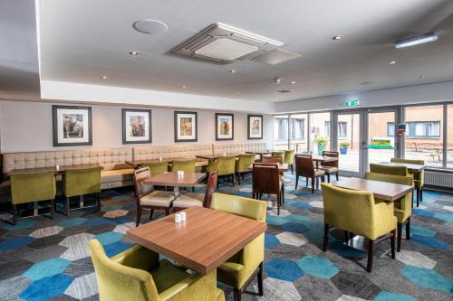 Restaurant, Holiday Inn Express Edinburgh Airport By IHG in Edinburgh