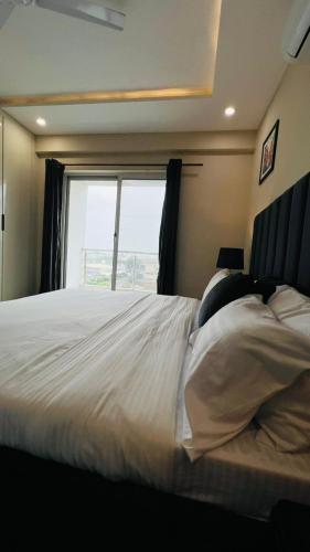 Zameen Opal luxury Stay LDA Avenue Raiwind Rd - image 10