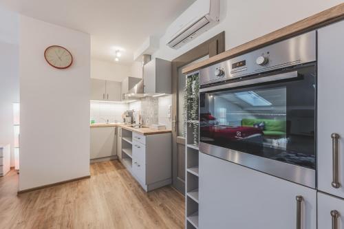 Podkrovní studio na Velkém náměstí s Wi-Fi zdarma (Podkrovni studio na Velkem namesti s Wi-Fi zdarma) in ฮราเด็ค คราลอเว