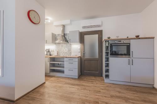 Podkrovní studio na Velkém náměstí s Wi-Fi zdarma (Podkrovni studio na Velkem namesti s Wi-Fi zdarma) in ฮราเด็ค คราลอเว