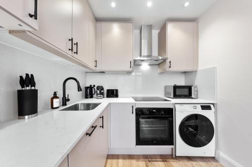 3 Beds Sleeps 4 Modern Family Flat Stylish | Wifi - image 6
